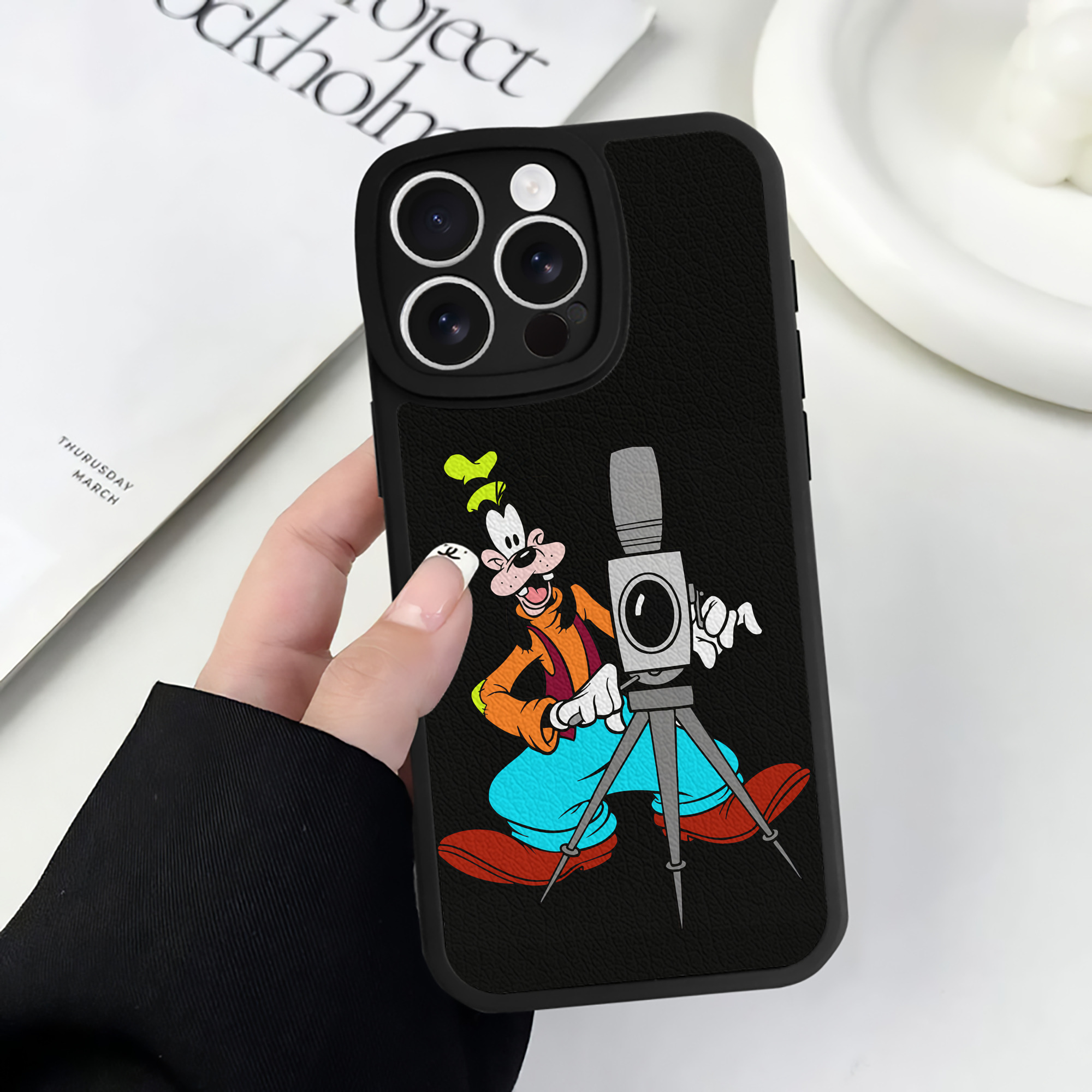 （画像用） ミッキーマウス Mickey Mouse 【iPhone 16シリーズ対応】シリコンスマホケース（レザー調） 材質：シリコン
